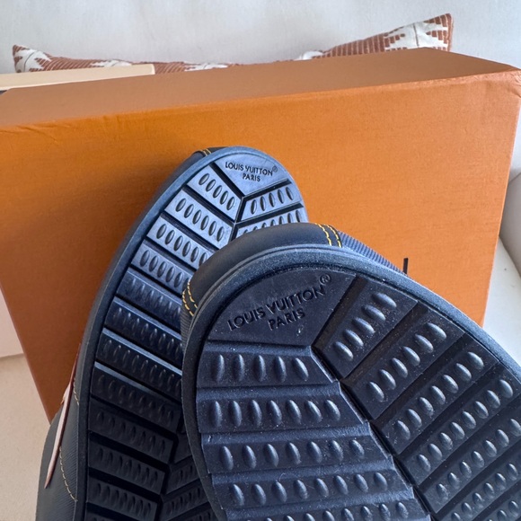 Louis Vuitton LV Buttersoft Sneaker - Blue | Men’s Size 10 | Full Set | Italy - Picture 10 of 15